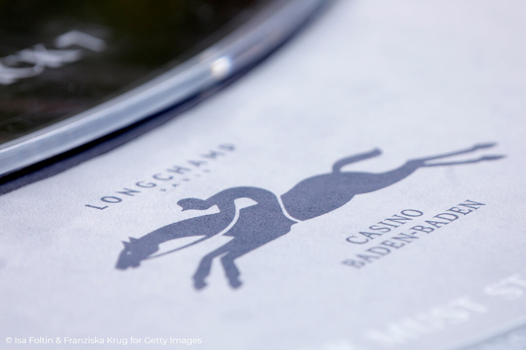 Le Grand Weekend – Spieltisch mit Longchamp Logo